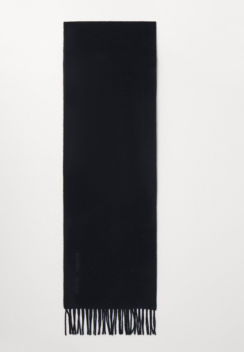 Sciarpa nera realizzata in un materiale morbido, con una forma dritta e bordi frangiati. Design minimalista con branding tonale su un lato.