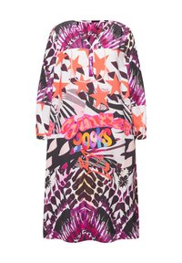 Mehrfarbiges, locker sitzendes Kleid mit auffälligen grafischen Mustern, lila Akzenten und einer Knopfleiste am Ausschnitt.