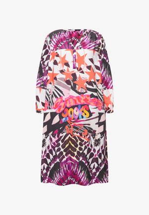 Meerkleurige, loszittende jurk met gedurfde grafische patronen, paarse accenten en een knoopsluiting bij de halslijn.