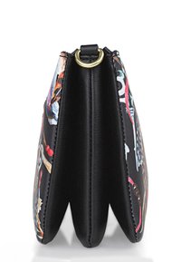 Bolso sintético negro con un diseño floral y decorado, equipado con un anillo de hardware dorado en la parte superior y una forma de zigzag única.