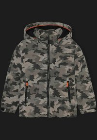 Veste à motif camouflage en gris et noir, avec une capuche, deux poches frontales zippées et des accents de zip orange. Tissu texturé.