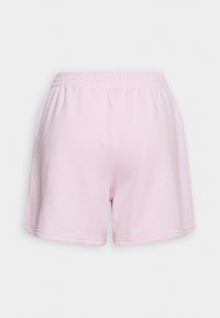 Pantaloncini di cotone rosa chiaro con vita elasticizzata, caratterizzati da una vestibilità comoda e una texture liscia, senza motivi o dettagli visibili.