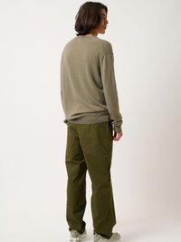 Groene trui met lange mouwen en een relaxed fit, gecombineerd met olijfgroene cargobroek met zijzakken en een losse silhouet.