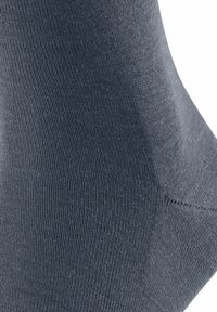 Grau Socke aus einem glatten, dehnbaren Stoff, mit geripptem Muster und nahtlosem Zehendesign für Komfort.