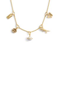 Guld kædehalssmykke med charms: et dinosaurus skelet, en blomst, en skive med perledetalje og et vedhæng. Hvert charm tilføjer tekstur og detaljer.