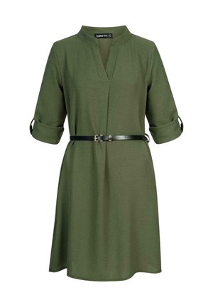 Groene jurk tot knielengte met een V-hals, driekwart mouwen, oprolbare manchetten en een zwarte riem met een gouden gesp voor accentuering. Zachte stoftextuur.