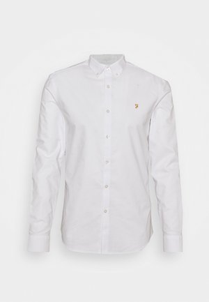 Biała koszula z długim rękawem wykonana z bawełny, z kołnierzykiem zapinanym na guziki, guzikami z przodu oraz małym złotym logo na klatce piersiowej.