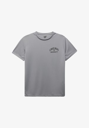 Grå T-shirt lavet af glat stof, med korte ærmer og rund hals. Den har sort tekst, der står "UNIVERSITETET I CHICAGO" på fronten.