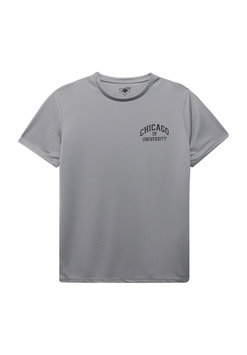 Grå T-shirt lavet af glat stof, med korte ærmer og rund hals. Den har sort tekst, der står "UNIVERSITETET I CHICAGO" på fronten.