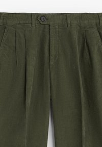 Pantalones de pana verde oliva con cierre de botón, frente plisado y tejido texturizado. Corte recto con patrón acanalado visible.