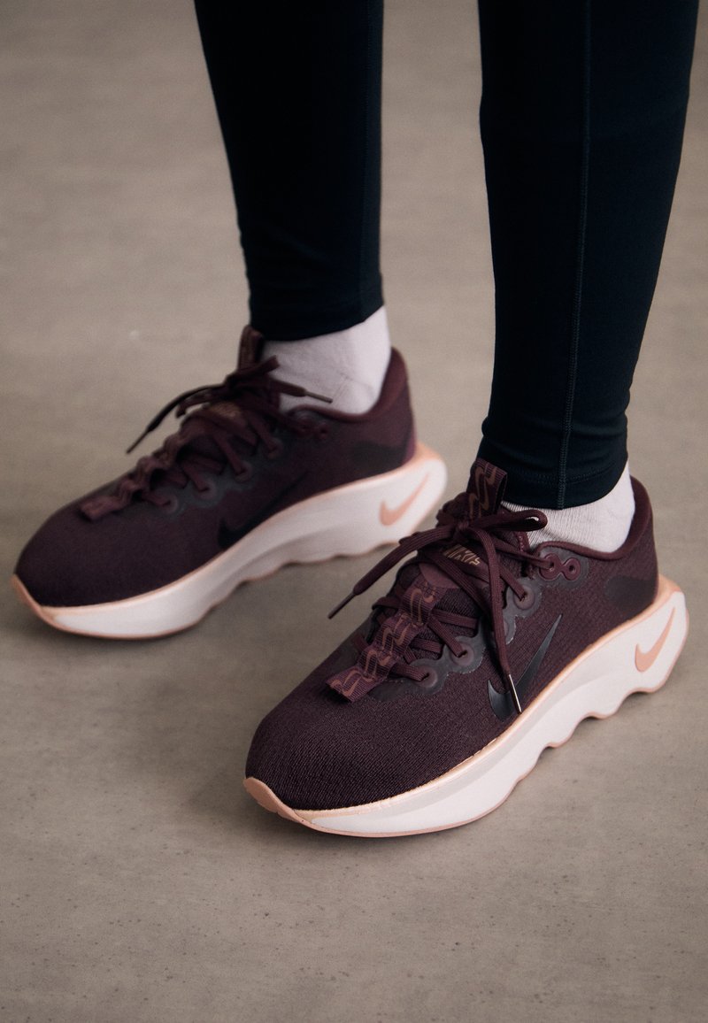 Nike Performance MOTIVA - Road running shoes - burgundy  display picture 1