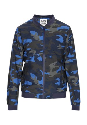 Camo jas in blauw, grijs en zwart; heeft een rits aan de voorkant, geribbelde manchetten en een klassieke bomberontwerp. Gemaakt van glad, lichtgewicht materiaal.