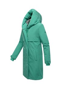 Turquoise damesjas met een hoge kraag, zijzakken en lange mouwen. De stof is glad met een licht gewatteerde textuur.