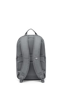 Grå ryggsäck med vadderad, mesh-fodrad rygg och justerbara remmar. Har ett handtag upptill och en snygg, rektangulär design.