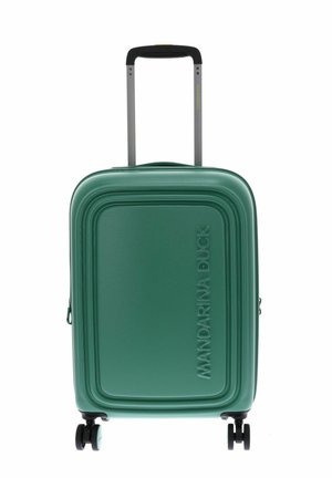Valise rigide verte avec quatre roues et une poignée télescopique noire déployée, avec un texte embossé "MANDARINA DUCK" sur le devant.