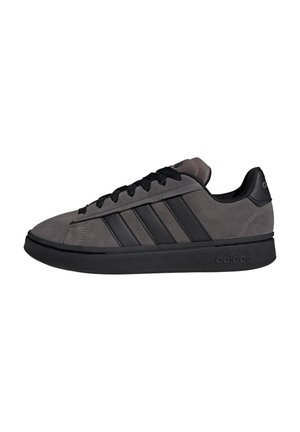 Baskets en daim gris avec des accents noirs. Présente trois bandes noires, un bout rond, une semelle plate et des lacets noirs. Marque au talon.