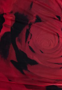 Tecido vermelho com um grande padrão de rosas pretas em espiral, criando um visual texturizado. O material parece suave e leve.