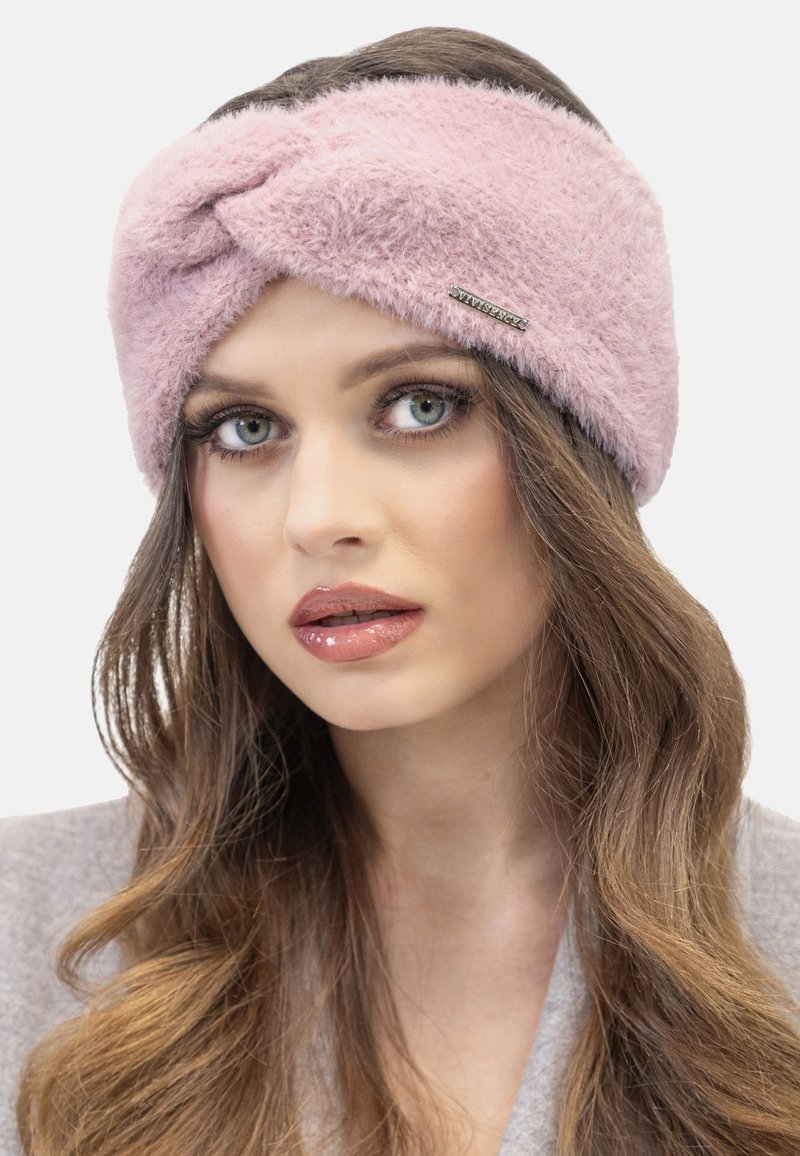 Diadema de piel de color rosa claro con un diseño retorcido y un pequeño acento de logo plateado. Textura suave, adecuada para el clima frío.