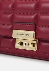 MICHAEL Michael Kors TRIBECA CHAIN - Borsa a mano - deep red