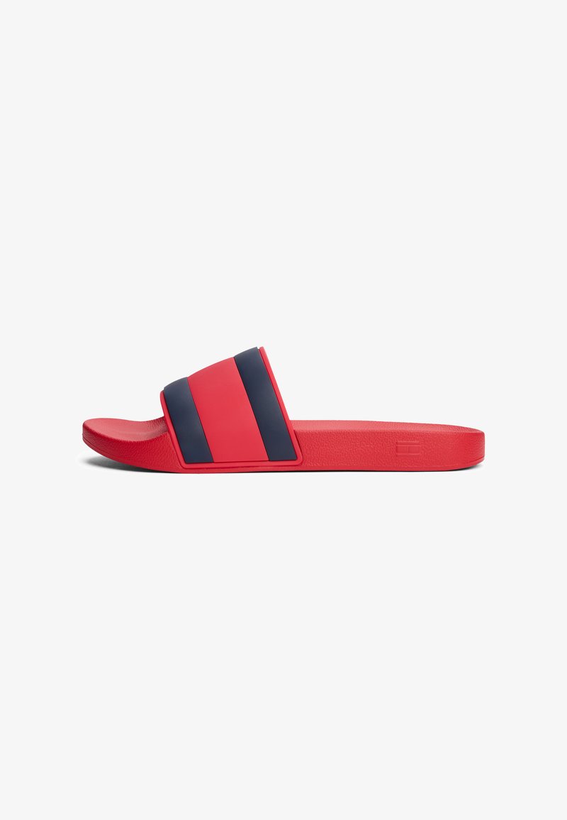 Sandal com uma fita larga na cor vermelha, apresentando riscas horizontais em azul-marinho. Feita de material durável com uma palmilha texturizada para maior aderência. Sola plana.