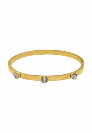Gouden armband met drie gelijkmatig verdeelde ronde clusters van kleine heldere kristallen op een effen witte achtergrond.