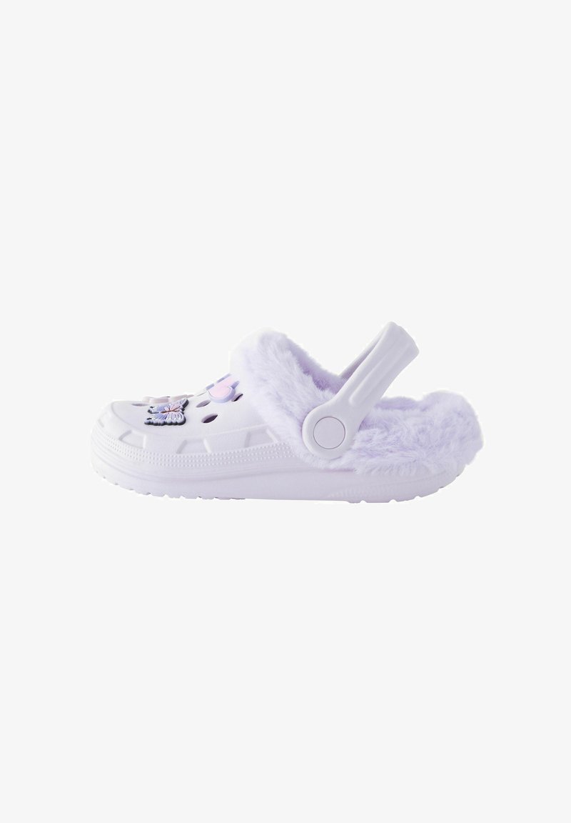 Sabots lilas en mousse avec doublure en fourrure douce, bride de talon ajustable, embellissements décoratifs en forme de papillon et de fleurs, et trous de ventilation.
