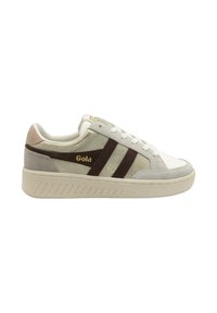 Sneaker in suede bianco e grigio con strisce marroni e logo dorato. Presenta una suola testurizzata e un colletto imbottito per il massimo comfort.