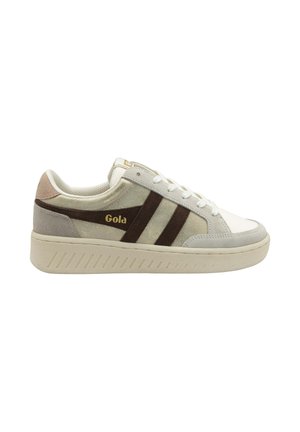 Sneaker in suede bianco e grigio con strisce marroni e logo dorato. Presenta una suola testurizzata e un colletto imbottito per il massimo comfort.