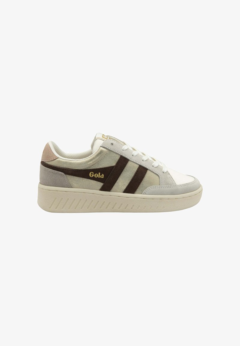 Sneaker in suede bianco e grigio con strisce marroni e logo dorato. Presenta una suola testurizzata e un colletto imbottito per il massimo comfort.