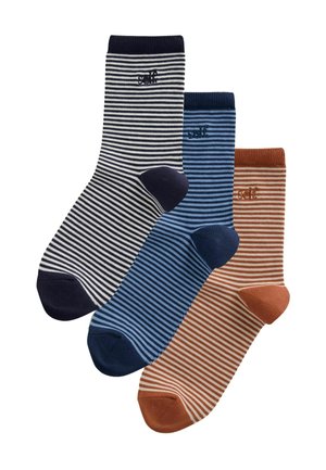 Drei Paar gestreifte Socken in Navy-Weiß, Blau Navy und Braun Beige, jeweils mit kontrastierender Ferse und Spitze und "self" auf dem Bündchen bestickt.