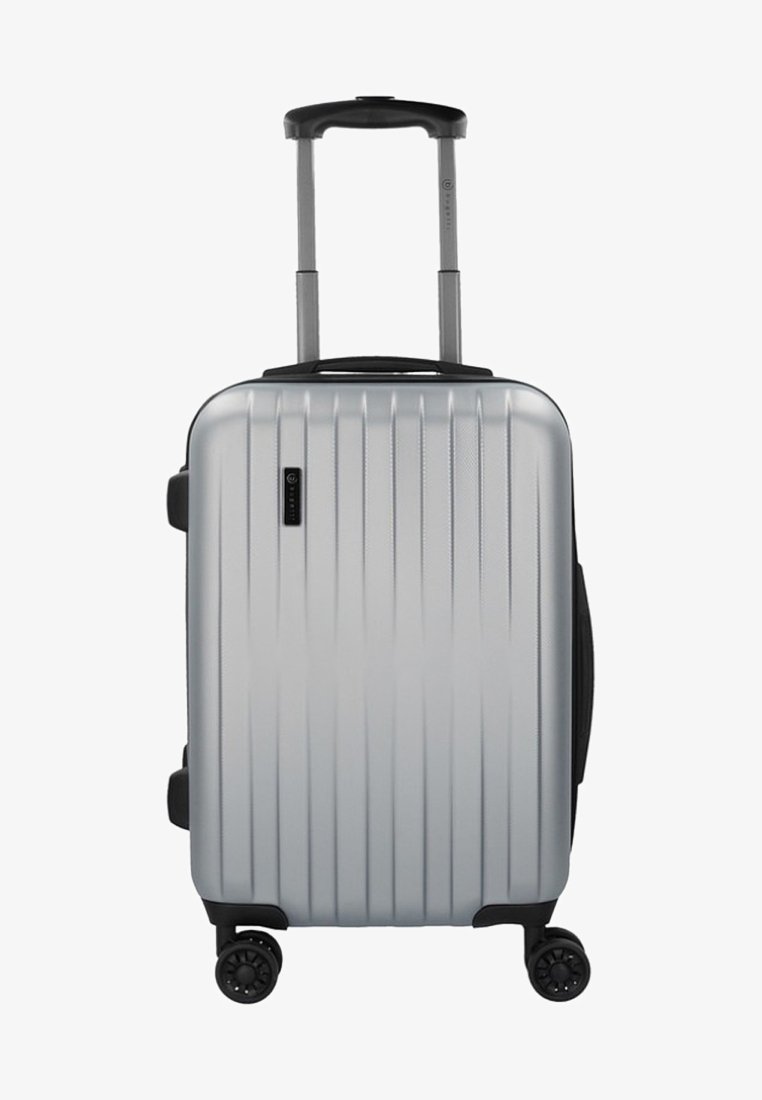 Silberner Hartschalenkoffer mit vertikaler Rippentextur, zwei schwarzen Rädern, einem ausziehbaren Griff und einem seitlichen Tragegriff.