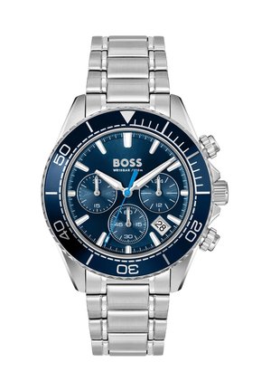 Zilverkleurig metalen horloge met een blauwe wijzerplaat, drie sub-dialen, datumweergave, draaibare bezel en chronograafknoppen aan de zijkant.