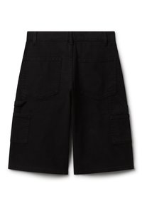 Pantalones cortos cargo negros hasta la rodilla con dos bolsillos traseros, bolsillos laterales de utilidad, pasadores para cinturón y detalles de costura visibles.