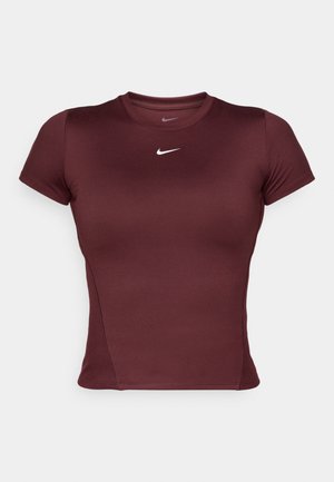 Bordowy dopasowany t-shirt z krótkim rękawem wykonany z lekkiego materiału, z białym logo Nike na klatce piersiowej i subtelnymi stębnowaniami.