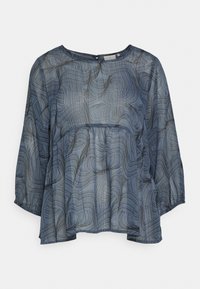 Blusa azul transparente com um padrão ondulado, decote arredondado e mangas de três quartos. Apresenta uma cintura franzida para um ajuste solto.