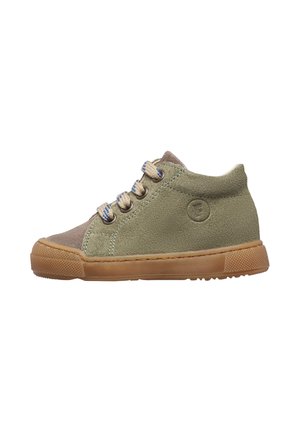 Børns grønne ruskindssneaker med lys brun gummisål og beige snørebånd med blå striber, vist fra siden på hvid baggrund.