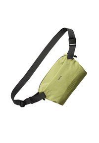 Limettengrüne Umhängetasche mit einem schwarzen, verstellbaren Riemen, einem Reißverschlussfach und Logodetail. Hergestellt aus leichtem Stoff mit glatter Textur.