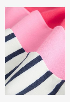 Medvilninis audinys rožinės ir baltos spalvų atspalviais, su tamsiai mėlynomis juostelėmis. Minkšta tekstūra su sluoksniuotais audinio klostėmis.