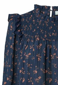 Abito floreale blu scuro con fiori rosa chiaro, caratterizzato da un corpetto smock, colletto arricciato e un design fluido a pieghe.