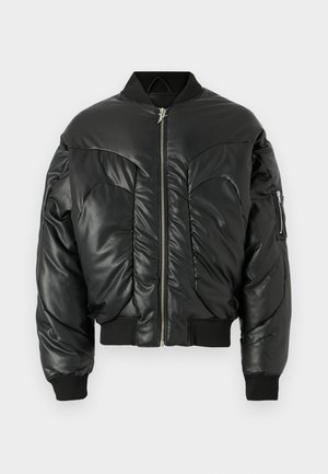 Fekete, párnázott bomberdzseki magas gallérral, cipzáros záródással, bordázott mandzsettákkal és oldalsó zsebbel, sima bőr textúrával és ívelt varrás részletezéssel.