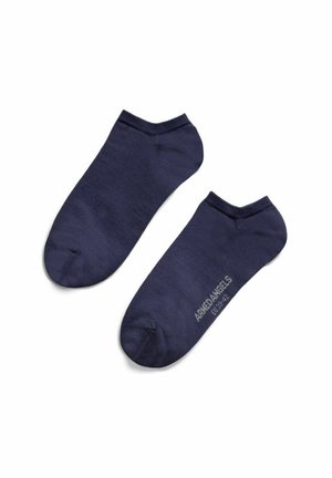 Paar marineblaue Knöchelsocken mit "ARMEDANGELS" und Größenetikett auf der Sohle, dargestellt vor weißem Hintergrund.