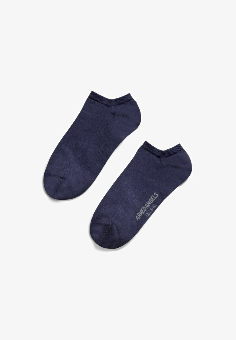 Paire de chaussettes courtes bleu marine avec "ARMEDANGELS" et étiquette de taille imprimée sur la semelle, présentée sur fond blanc.