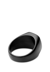 Svart, glatt ring med en rundet overflate og en skrå toppkant; laget av metall med en matt finish. Ingen synlige mønstre eller aksenter.