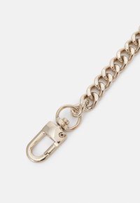 Catena metallica in tonalità oro con anelli ovali alternati. Presenta una chiusura a scatto sicura per il fissaggio. Superficie liscia e lucida.