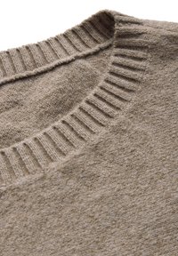 Beige Strickpullover mit ribbeltem Rundhalsausschnitt, weicher Textur und leichtem Material, das ein dezentes, einheitliches Muster aufweist.