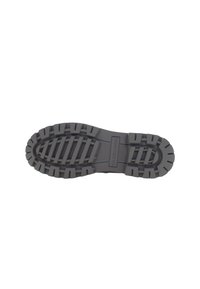 Černá gumová podešev s hlubokými drážkami a embossovaným textem "U.S. Polo Assn." uprostřed.