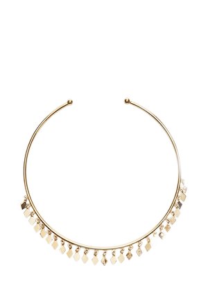 Cienki złoty naszyjnik typu choker z małymi diamentowymi i teksturowanymi złotymi zawieszkami równomiernie rozmieszczonymi wzdłuż dolnej połowy otwartej, okrągłej opaski.
