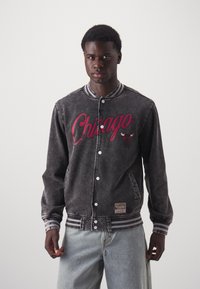 Mitchell & Ness NBA CHICAGO BULLS OVERSIZED VARSITY JACKET - Vereinsmannschaften - black