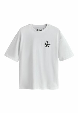 Hvid T-shirt med korte ærmer og en lille sort tegneserie-kattegrafik på venstre bryst samt rund halsudskæring.