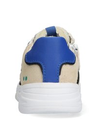 Sneaker med en beige ruskindleder-overdel, en blå tekstureret hæltab og hvid gummisål; inkluderer grønne accenter i form af prikker på siden.